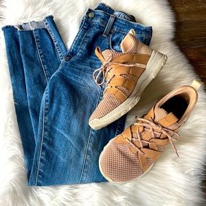 OTBT unison sneaker salmon blush EUC Size 9